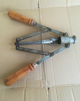 Tappatrice per tappi di sughero