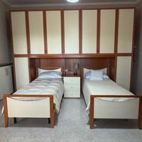 Camera a ponte con due letti, scaffale e scrivania