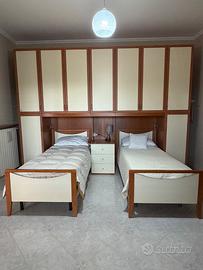 Camera a ponte con due letti, scaffale e scrivania