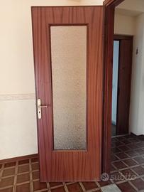 7 porte in legno con maniglie in ottone stock 