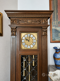 Orologio a pendolo antico in legno intagliato