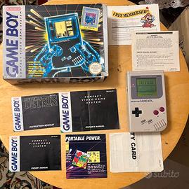 Game boy classic con  scatola e giochi