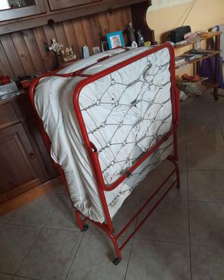 Rete con materasso da campeggio