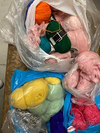 Vari gomitoli e rotoli di lana e cotone