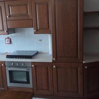 cucina con tavolo e sedie