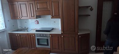 cucina con tavolo e sedie