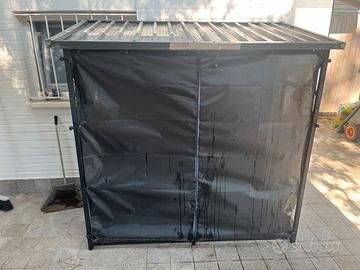 Legnaia in acciaio con tetto e coperture laterali