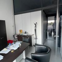 Pareti attrezzate in vetro leggermete oscurate