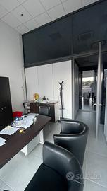 Pareti attrezzate in vetro leggermete oscurate