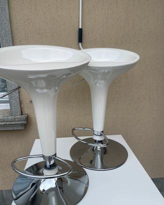 Tavolo e sgabelli