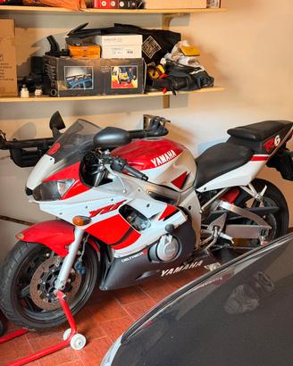 YAMAHA R6 2000’