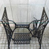 Antica macchina da cucire restaurata a consolle