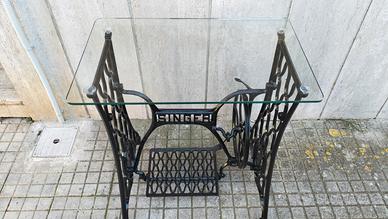 Antica macchina da cucire restaurata a consolle