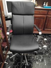Sedia da ufficio nera con struttura cromata