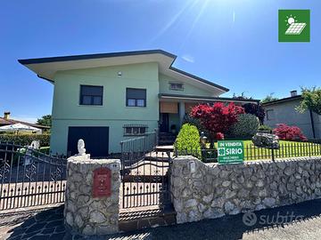 SPLENDIDA VILLA SINGOLA CON GIARDINO PRIVATO DI...