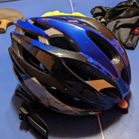 Casco,pipe varie MTB e una sella per biciclette