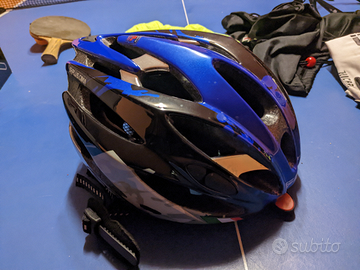 Casco,pipe varie MTB e una sella per biciclette