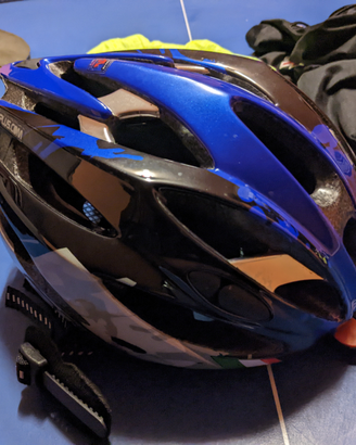 Casco,pipe varie MTB e una sella per biciclette