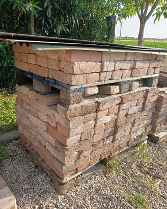 300 mattoni 26 x 13 spessore 7 cm puliti.