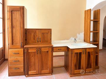 Mobile bagno in legno massello con lavabo in marmo