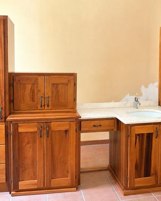 Mobile bagno in legno massello con lavabo in marmo