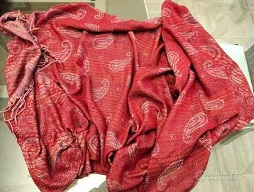 Scialle dai toni del colore corallo