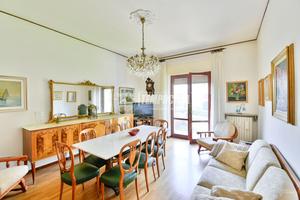 TRILOCALE CON DOPPIO BALCONE E POSTO AUTO!!