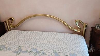 letto in ottone dorato