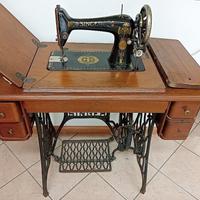 Macchina da cucire antica Singer