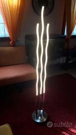 Lampada piantana led in acciaio