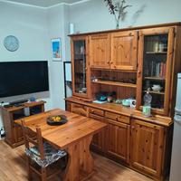 soggiorno con tavolo e sedie