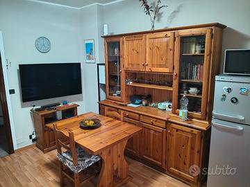 soggiorno con tavolo e sedie