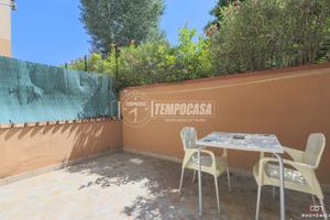 Monolocale arredato, con spazio esterno, no spese
