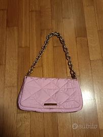 borsa rosa Bershka con tracolla in catena dorata