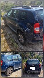 Auto con parte anteriore incendiata