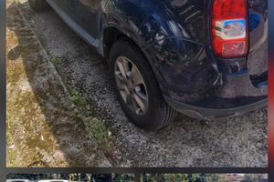 Auto con parte anteriore incendiata