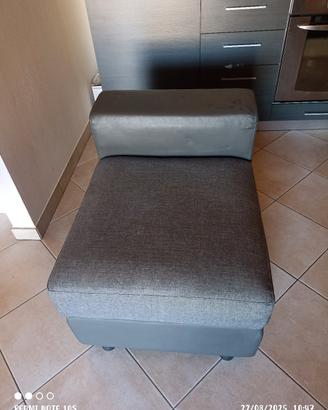 poggiapiedi divano grigio pouffe