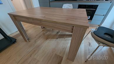 Tavolo allungabile colore noce chiaro