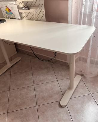 Scrivania IKEA bianca(mod.BEKANT)Pari al nuovo