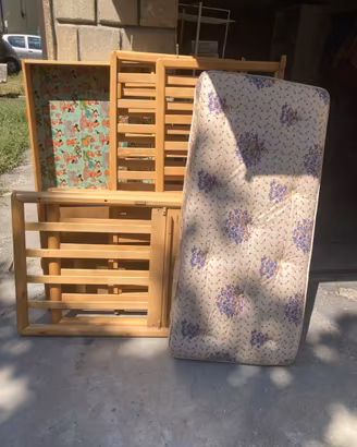 Letto con sponde per bambini e materasso