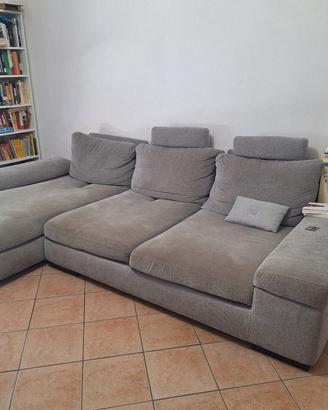 Grande e comodo divano con due poggiapiedi