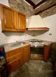 Cucina in legno con forno