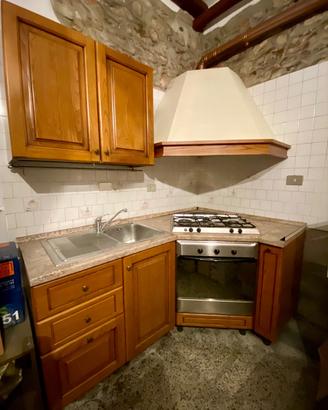 Cucina in legno con forno