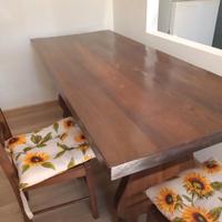 Tavolo da pranzo con credenza