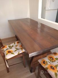 Tavolo da pranzo con credenza