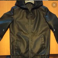 Giubbotto nero con cappuccio in ecopelle