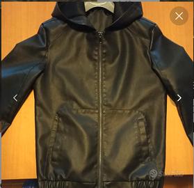 Giubbotto nero con cappuccio in ecopelle