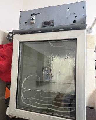 Incubatrice artigianale da ex frigo Red Bull