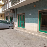 Locale con ampio parcheggio