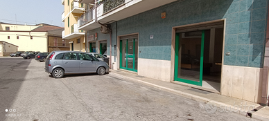 Locale con ampio parcheggio